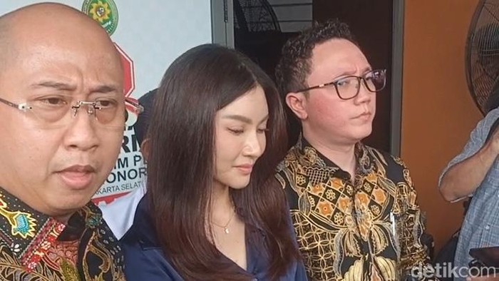 Sarwendah di sidang perebutan hak asuh anak.