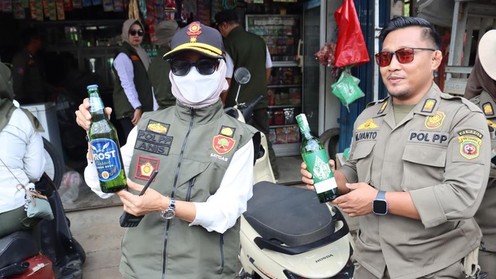 Satpol PP Kota Samarinda amankan puluhan botol miras dari warung kelontong di Jalan DI Panjaitan.