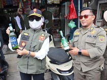 Satpol PP Samarinda Sita Puluhan Botol Miras-Alkohol dari Warung Kelontong