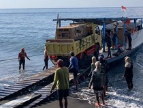 Video: Gini Cara Warga Nusa Penida Kirim Mobil Lewat Laut Penuh Risiko