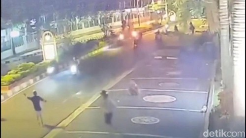 Sejumlah pemuda menebas-nebas senjata tajam ke pengguna jalan di Taman Udayana, Kota Mataram, Minggu (12/7/2026).