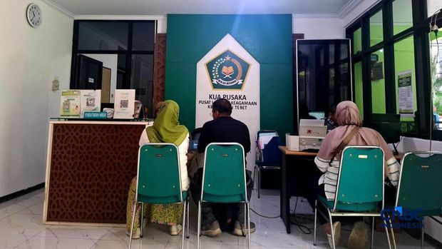 Sejumlah warga mendatangi Kantor Urusan Agama (KUA) Kecamatan Tebet, Jakarta, Rabu (15/7/2026). Sejumlah warga mendatangi Kantor Urusan Agama (KUA) Kecamatan Tebet, Jakarta, Rabu (15/7/2026). (CNBC Indonesia/Muhammad Sabki)