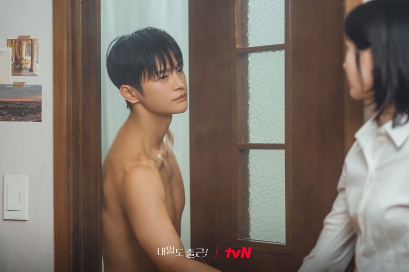 Seo In Guk dan Park Ji Hyun menghebohkan penggemar usai diperlihatkan beradegan ciuman panas di drama Korea See You at Work Tomorrow.