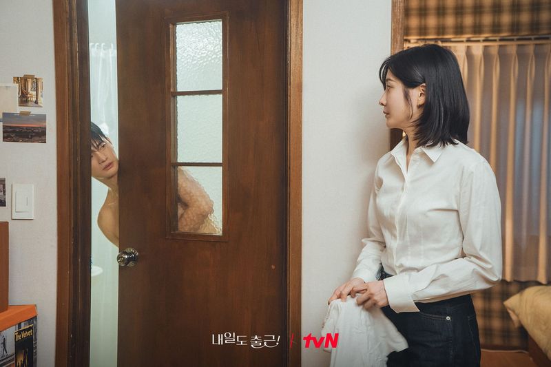 Seo In Guk dan Park Ji Hyun menghebohkan penggemar usai diperlihatkan beradegan ciuman panas di drama Korea See You at Work Tomorrow.