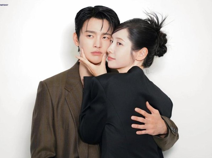 Seo In Guk dan Park Ji Hyun menghebohkan penggemar usai diperlihatkan beradegan ciuman panas di drama Korea See You at Work Tomorrow.