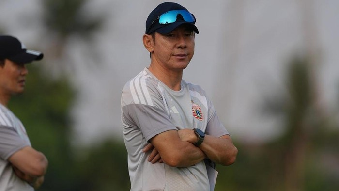 Shin Tae-yong memimpin latihan perdananya sebagai pelatih Persija Jakarta, Selasa (14/7/2026)