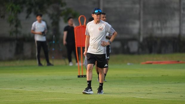 Shin Tae-yong memimpin latihan perdananya sebagai pelatih Persija Jakarta, Selasa (14/7/2026)