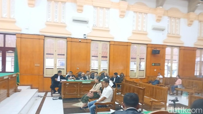 Sidang keterangan saksi Bahrun (kemeja putih) di ruang Tipikor, Pengadilan Negeri (PN) Medan, Selasa (14/7/2026) malam