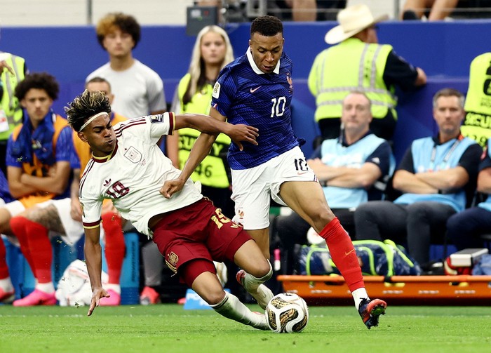 Soccer Football - FIFA World Cup 2026 - Semi Final - France v Spain - Dallas Stadium, Arlington, Texas, U.S. - July 14, 2026 Frances Kylian Mbappe in action with Spains Lamine Yamal REUTERS/Lee Smith
