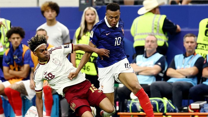 Soccer Football - FIFA World Cup 2026 - Semi Final - France v Spain - Dallas Stadium, Arlington, Texas, U.S. - July 14, 2026 Frances Kylian Mbappe in action with Spains Lamine Yamal REUTERS/Lee Smith