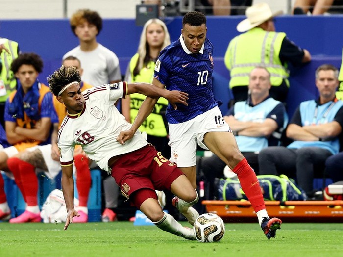 Soccer Football - FIFA World Cup 2026 - Semi Final - France v Spain - Dallas Stadium, Arlington, Texas, U.S. - July 14, 2026 Frances Kylian Mbappe in action with Spains Lamine Yamal REUTERS/Lee Smith