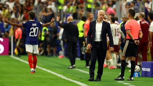 Soccer Football - FIFA World Cup 2026 - Semi Final - France v Spain - Dallas Stadium, Arlington, Texas, U.S. - July 14, 2026 France coach Didier Deschamps looks dejected as Frances Desire Doue reacts during the match REUTERS/Kai Pfaffenbach