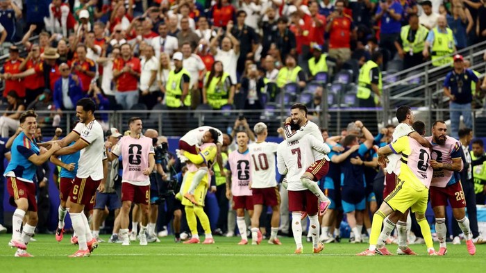 Timnas Spanyol memastikan satu tempat di partai puncak Piala Dunia 2026 setelah menaklukkan Prancis dengan skor meyakinkan 2-0 pada laga semifinal yang berlangsung di AT&T Stadium, Arlington, Rabu (15/7/2026) dini hari WIB. Kemenangan tersebut mengantarkan La Roja selangkah lagi menuju gelar juara dunia, sementara Les Bleus harus mengubur mimpi mereka untuk tampil di final.