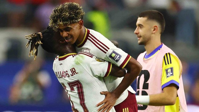 Timnas Spanyol memastikan satu tempat di partai puncak Piala Dunia 2026 setelah menaklukkan Prancis dengan skor meyakinkan 2-0 pada laga semifinal yang berlangsung di AT&T Stadium, Arlington, Rabu (15/7/2026) dini hari WIB. Kemenangan tersebut mengan