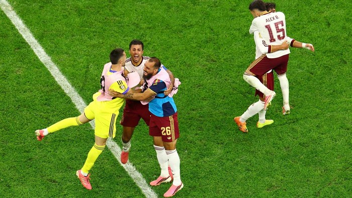 Timnas Spanyol memastikan satu tempat di partai puncak Piala Dunia 2026 setelah menaklukkan Prancis dengan skor meyakinkan 2-0 pada laga semifinal yang berlangsung di AT&T Stadium, Arlington, Rabu (15/7/2026) dini hari WIB. Kemenangan tersebut mengantarkan La Roja selangkah lagi menuju gelar juara dunia, sementara Les Bleus harus mengubur mimpi mereka untuk tampil di final.