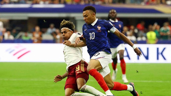 Timnas Spanyol memastikan satu tempat di partai puncak Piala Dunia 2026 setelah menaklukkan Prancis dengan skor meyakinkan 2-0 pada laga semifinal yang berlangsung di AT&T Stadium, Arlington, Rabu (15/7/2026) dini hari WIB. Kemenangan tersebut mengantarkan La Roja selangkah lagi menuju gelar juara dunia, sementara Les Bleus harus mengubur mimpi mereka untuk tampil di final.