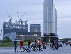 Starbase Bergemuruh! Booster 20 Menuju Landasan, SpaceX Siap Uji Terbang Starship ke-13