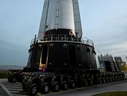 Starbase Bergemuruh! Booster 20 Menuju Landasan, SpaceX Siap Uji Terbang Starship ke-13