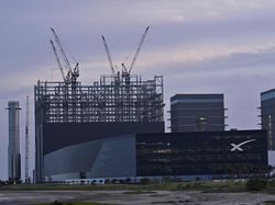 Starbase Bergemuruh! Booster 20 Menuju Landasan, SpaceX Siap Uji Terbang Starship ke-13