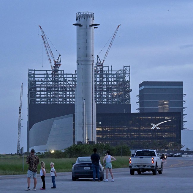 Starbase Bergemuruh! Booster 20 Menuju Landasan, SpaceX Siap Uji Terbang Starship ke-13