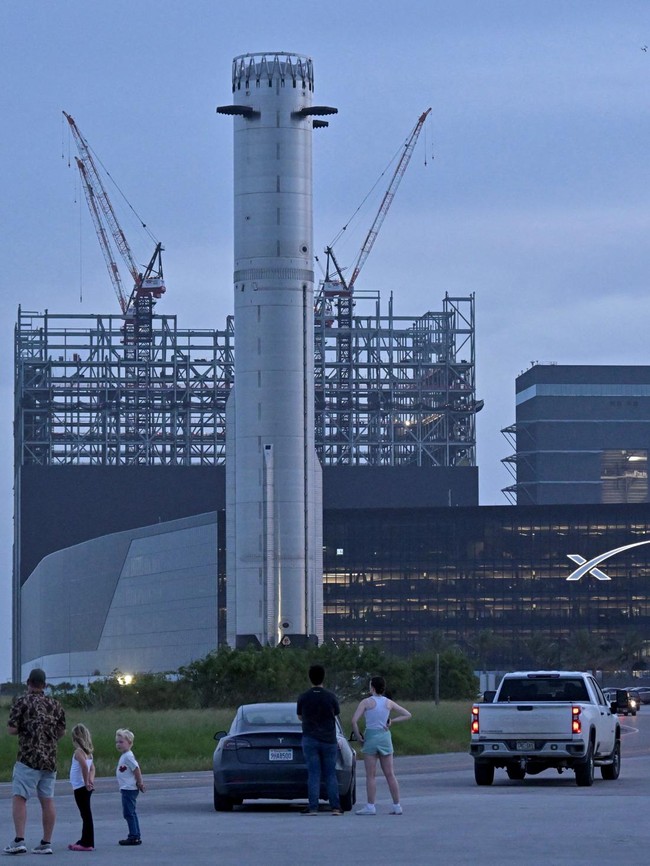 Starbase Bergemuruh! Booster 20 Menuju Landasan, SpaceX Siap Uji Terbang Starship ke-13