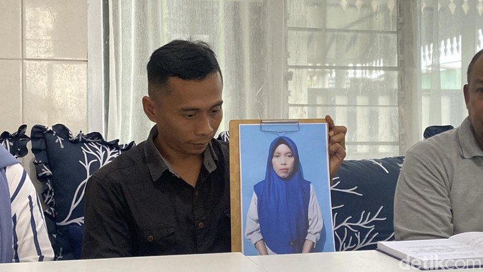 Suami korban TPPO, Firman saat menunjukkan foto istrinya, Yulianti