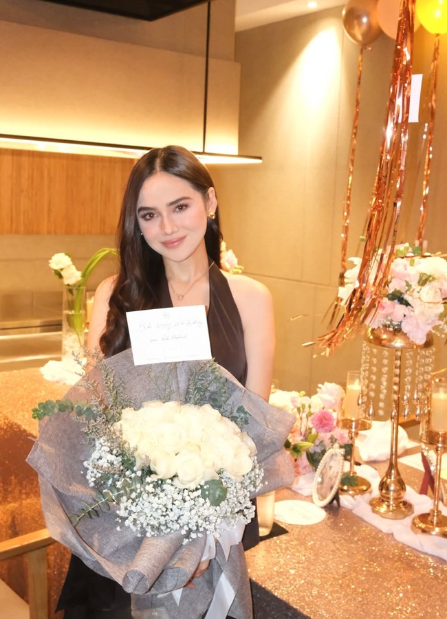 Syifa Hadju bagikan momen romantis perayaan ulang tahunnya yang ke-26. Sambil memegang buket bunga mawar putih, terlihat ulang tahunnya kali ini dirayakan di sebuah restoran. Foto: Instagram/@syifahadju