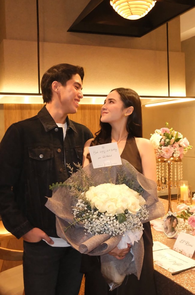 Tahun ini menjadi yang pertama untuk Syifa merayakan ulang tahunnya bersama suami. Syifa dan El memilih menghabiskan waktu dengan dinner romantis berdua. Foto: Instagram/@syifahadju