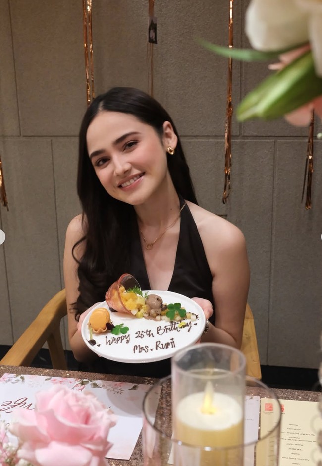 Syifa tampil cantik kenakan busana halter neck berwarna coklat gelap. Wajahnya semakin cantik dipulas dengan riasan soft yang natural dan fresh. Foto: Instagram/@syifahadju