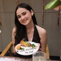 Syifa tampil cantik kenakan busana halter neck berwarna coklat gelap. Wajahnya semakin cantik dipulas dengan riasan soft yang natural dan fresh. Foto: Instagram/@syifahadju