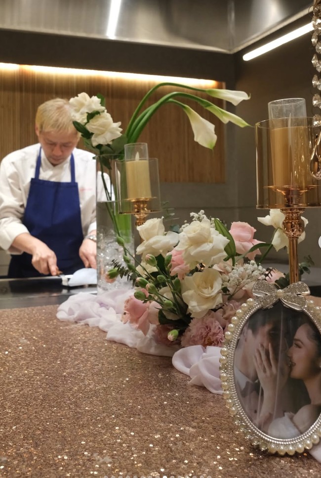 Terlihat meja makan tempat Syifa dan El dinner sudah dihiasi dengan lilin dan bunga, serta foto-foto romantis keduanya. Private chef juga dipesan khusus untuk melayani Syifa dan El. Foto: Instagram/@syifahadju
