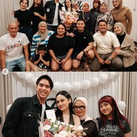 Syifa juga mendapat kejutan spesial dari keluarga dan orang-orang terdekatnya. Terlihat ibunda Syifa dan adiknya yang turut hadir. Sahabat Syifa, Kesha Ratuliu dan suaminya juga hadir dan berpose bersama. Foto: Instagram/@syifahadju
