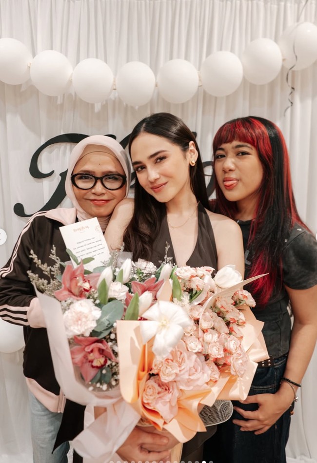 Syifa pun terlihat kembali mendapat buket bunga. A day full of love, tulis Syifa dalam keterangan unggahannya. Foto: Instagram/@syifahadju