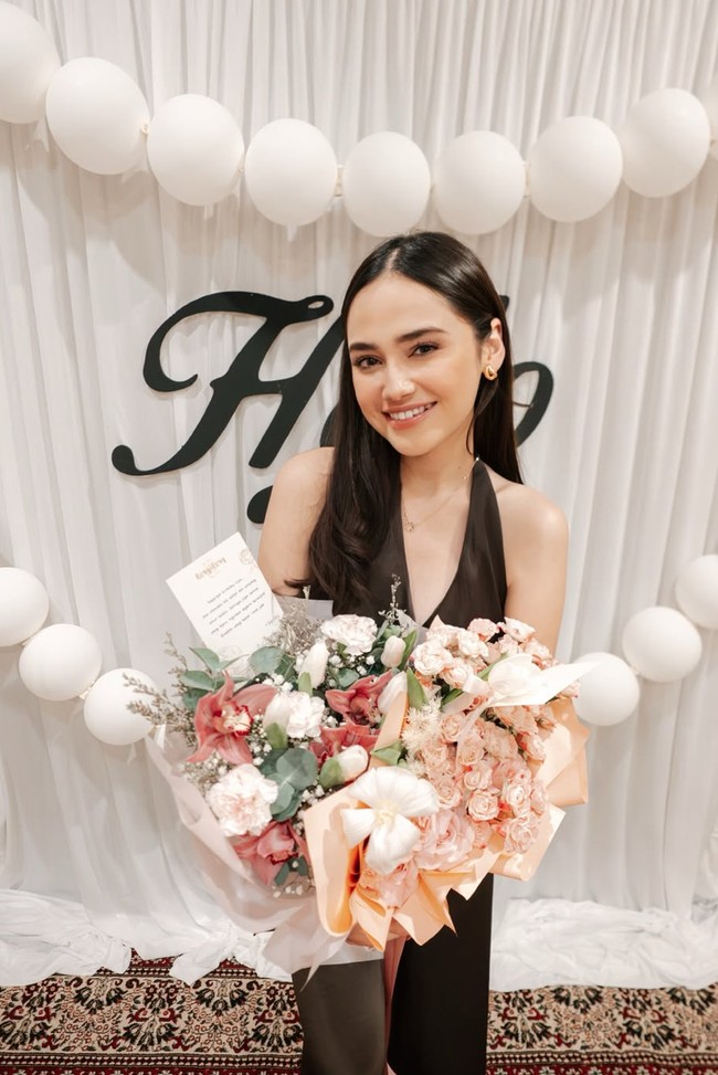 Unggahan Syifa banjir ucapan selamat ulang tahun dari para netizen. Tak sedikit yang juga memuji kecantikannya yang makin terpancar setelah menjadi seorang istri. Foto: Instagram/@syifahadju