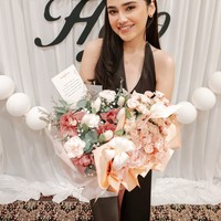 Unggahan Syifa banjir ucapan selamat ulang tahun dari para netizen. Tak sedikit yang juga memuji kecantikannya yang makin terpancar setelah menjadi seorang istri. Foto: Instagram/@syifahadju