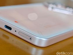 Unboxing Tecno Pova 8 5G: Desain Futuristik dengan Alive Matrix Display