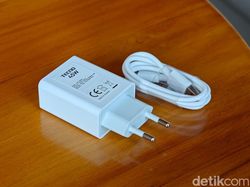 Unboxing Tecno Pova 8 5G: Desain Futuristik dengan Alive Matrix Display