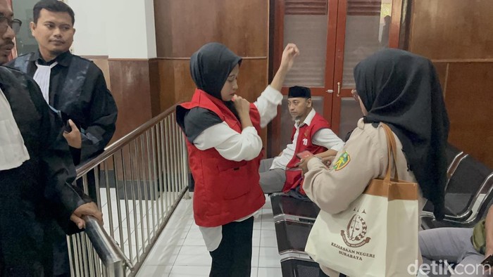 Nur Hasannah Prasetya, terdakwa perkara pencurian uang pelanggannya Tonny Soegiono Rp 1,2 miliar usai sidang putusan di Pengadilan Negeri Surabaya