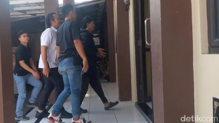 Tersangka AAS (paling depan) saat digiring polisi di Mapolres Tasikmalaya Kota.