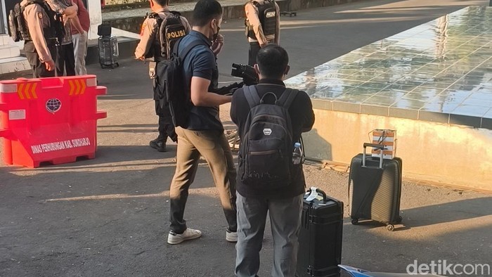 Tim dari KPK membawa dua koper dari Kantor BPKPAD Sukoharjo, Rabu (15/7/2026).