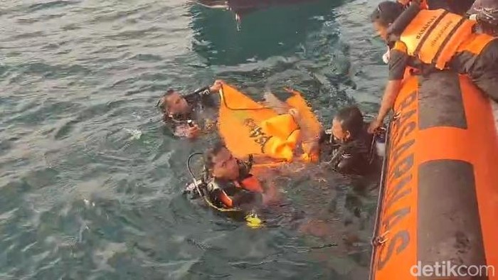 Tim SAR mengevakuasi turis China yang tewas tenggelam saat snorkeling di perairan Pulau Kelor, Labuan Bajo, Manggarai Barat, NTT, Rabu (15/7/2026)