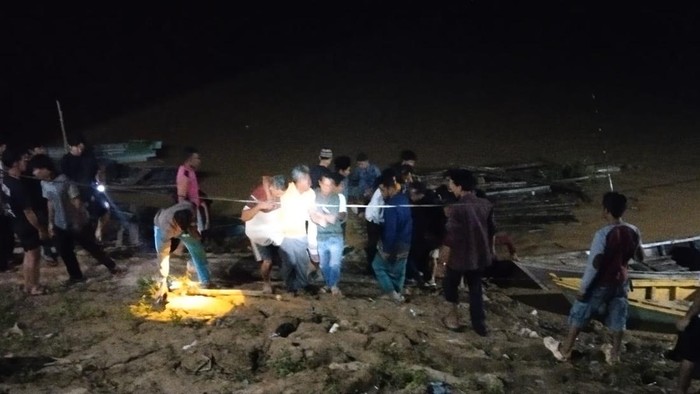 Tim SAR saat mengevakuasi jenazah remaja tenggelam di Sungai Batanghari, Jambi