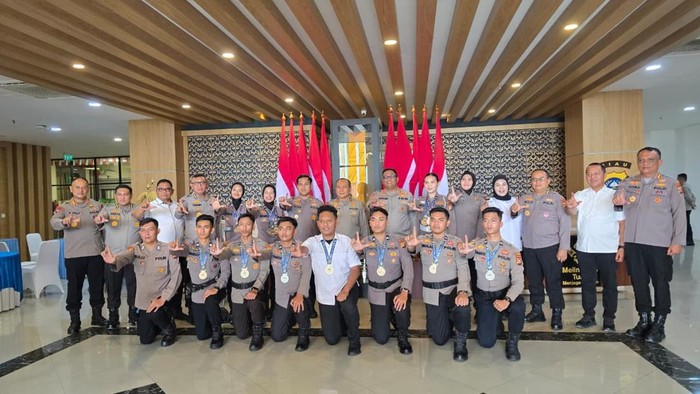 Tim Taekwondo Polda Riau memborong 14 medali, termasuk 10 emas pada ajang Kejurnas Taekwondo Kapolri Cup 2026, Rabu (15/7/2026).