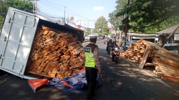 Truk Muatan Kayu Terguling di Bojongsari, Lalu Lintas Sempat Padat