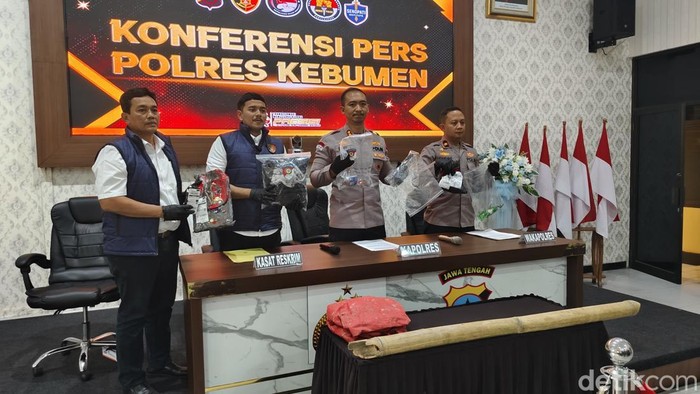 Rilis pers kasus pengeroyokan dan pelemparan molotov ke gudang ekspedisi yang dihelat di Polres Kebumen, Rabu (15/7/2026).