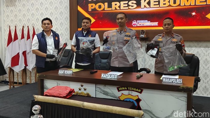 Rilis pers kasus pengeroyokan dan pelemparan molotov ke gudang ekspedisi yang dihelat di Polres Kebumen, Rabu (15/7/2026).