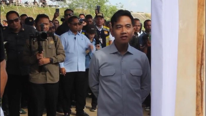 Wapres RI Gibran Rakabuming saat meninjau pembangunan jembatan di Lampung