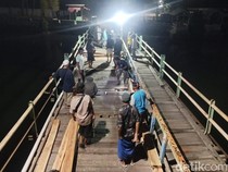 Tak Kunjung Diperbaiki, Warga Patungan Perbaiki Jembatan Cemare yang Rusak