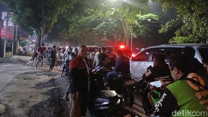 Warga Medan antre BBM di SPBU Ngumban Surbakti Medan, Selasa (14/7/2026)
malam. (Foto: Juita Sinuhaji/detikSumut)