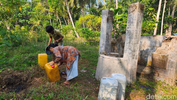 Warga Pangandaran tengah mencari air bersih